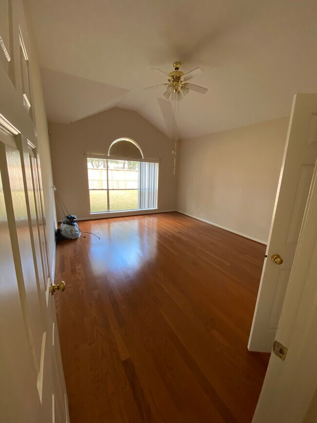 Master Bed Room - 16534 Wheatfield Dr