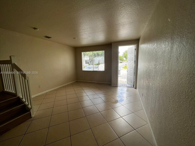 Building Photo - 1909 Hibiscus Ln