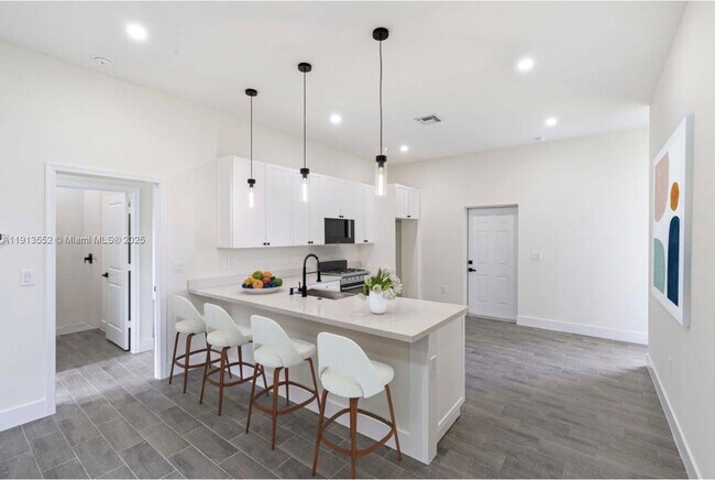 Building Photo - 710 Peacock Ave