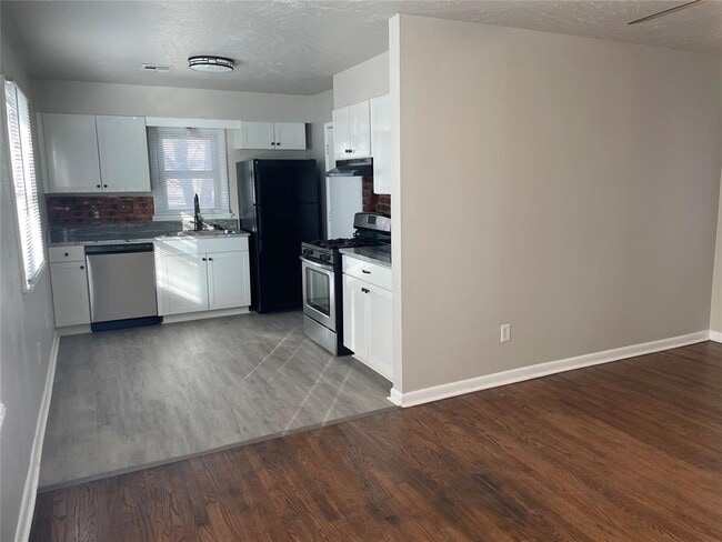 Building Photo - 228 W 9th St