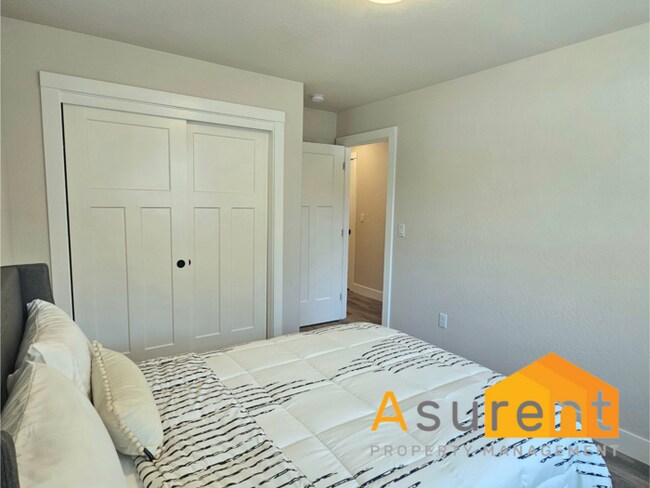 Building Photo - Beautiful fully furnished, single level 3 ...