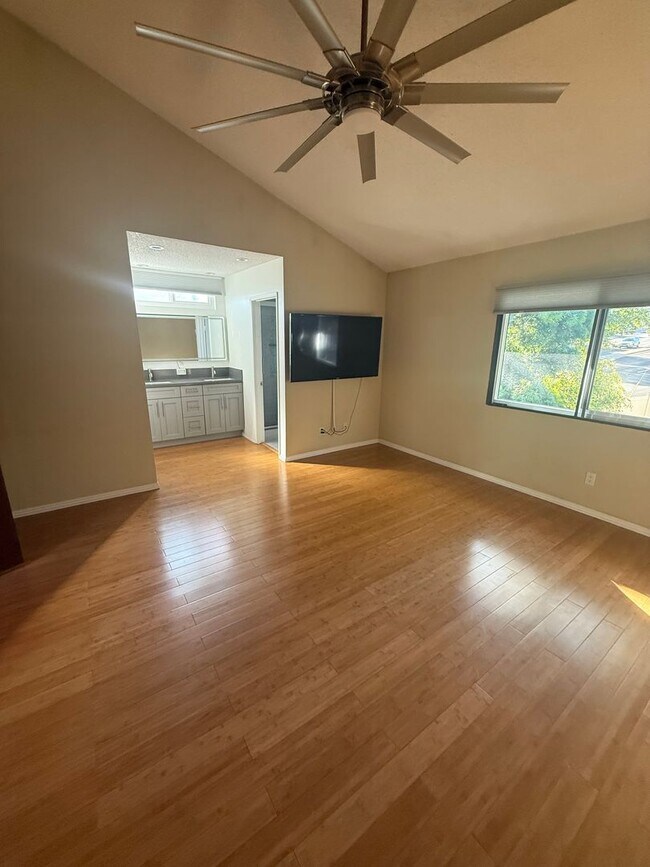 Building Photo - Turnkey End-Unit Townhome with Vaulted Ceilings & Garage