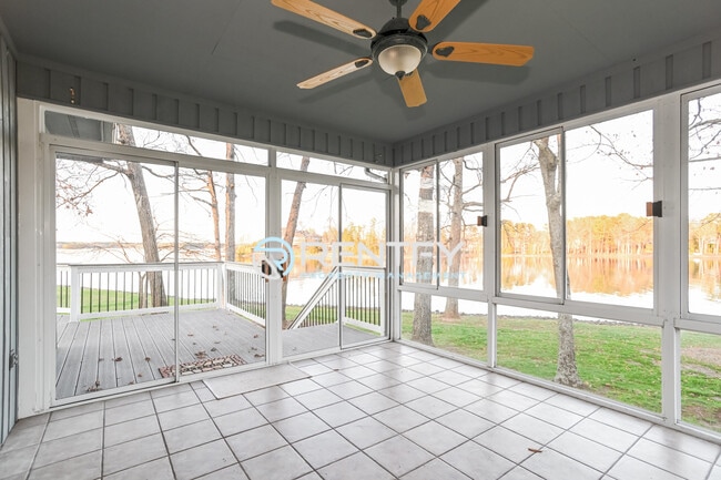 Building Photo - 123 Tiger Ln