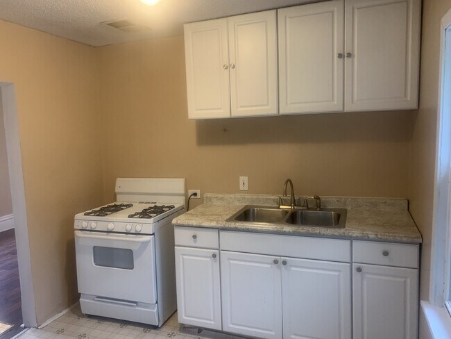 Building Photo - 2 Bedroom Upper Close to Downtown!