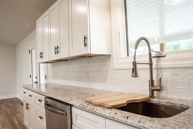Building Photo - Hillsboro - Renovated Home for Lease