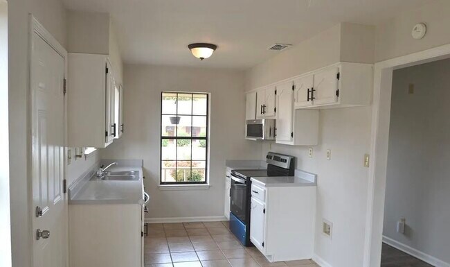 Building Photo - 10087 Hyman Dr