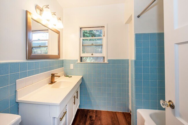 Building Photo - Gorgeously Restored Downtown Home!