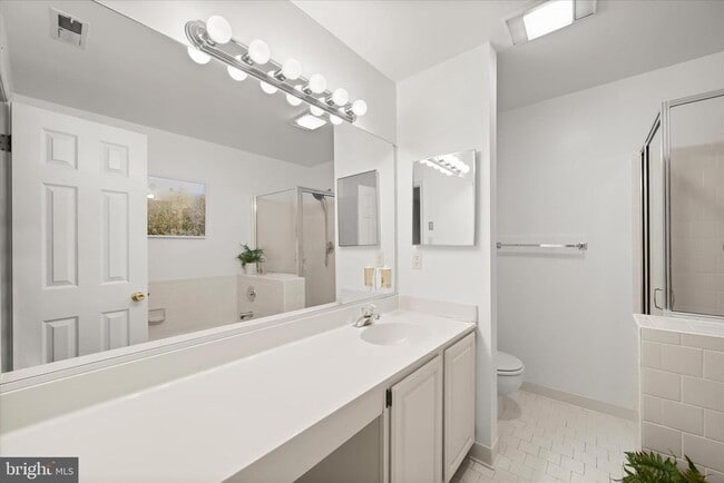 Building Photo - 20 Tenby Ct