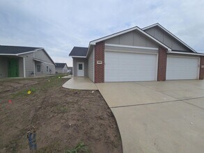 Building Photo - 3803/05 Bluelake