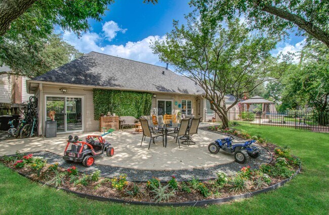 Building Photo - 11311 Chevy Chase Dr