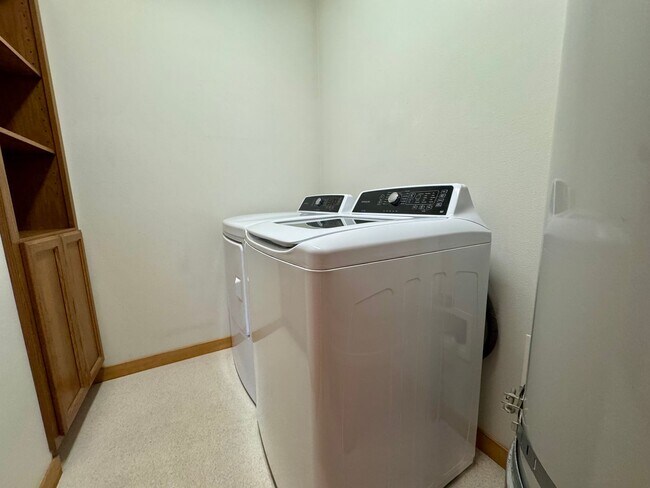 Building Photo - Single-Level 2BD/2BA in Face Rock Village – Bandon Beach Living Awaits