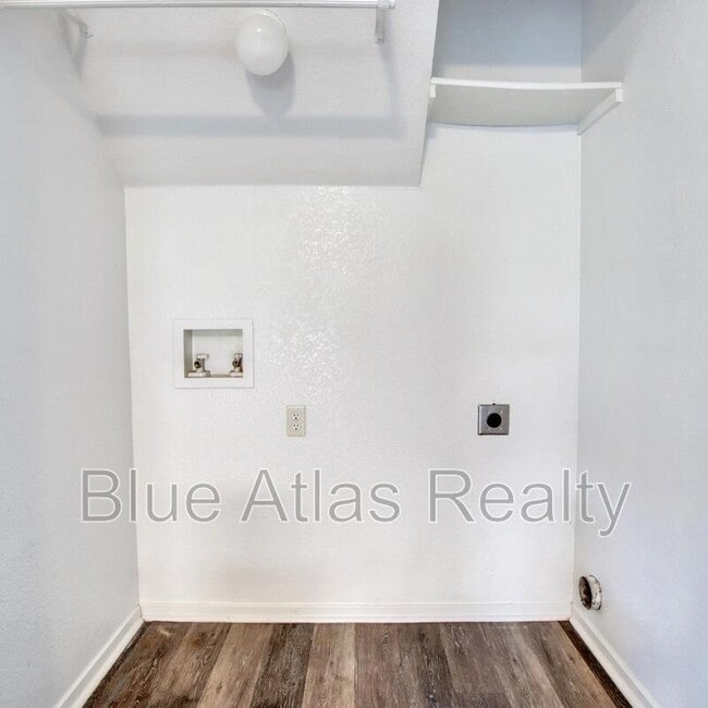 Building Photo - 402 Kings Way Dr