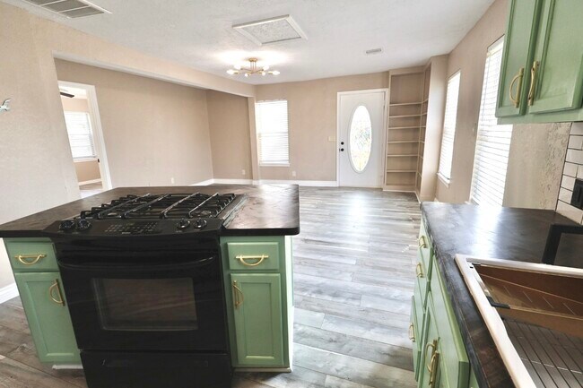 Building Photo - 642 5th St