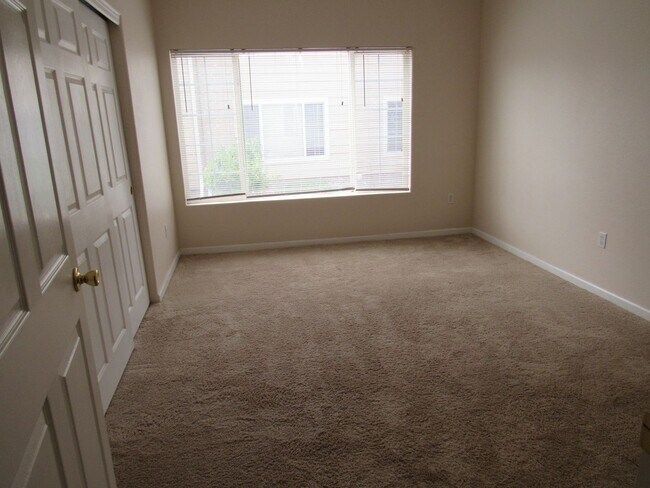 Building Photo - Broomfield Main Floor Condo