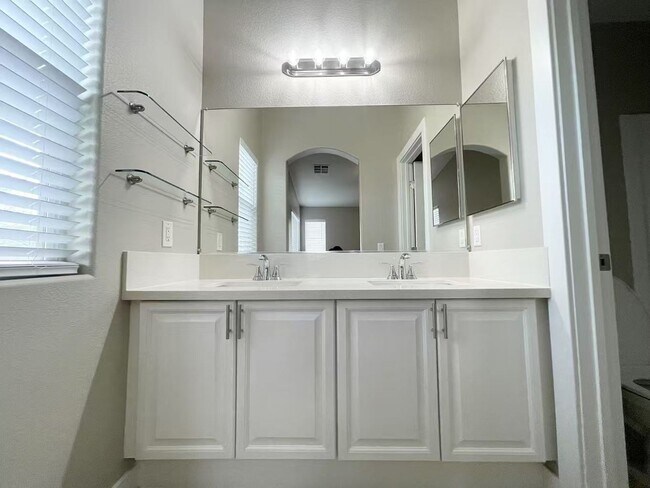 Building Photo - Inside the gated community townhouse