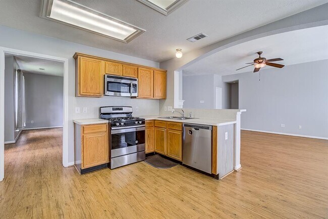 Building Photo - 4826 Linden Pl