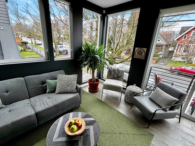 Building Photo - 2515 E Yesler Wy