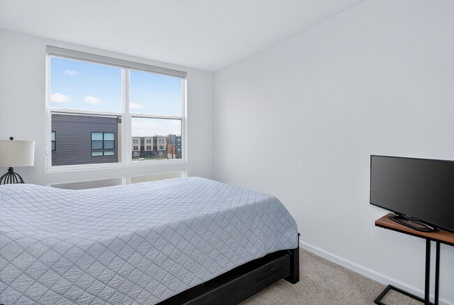 Building Photo - 2213 Venture Dr