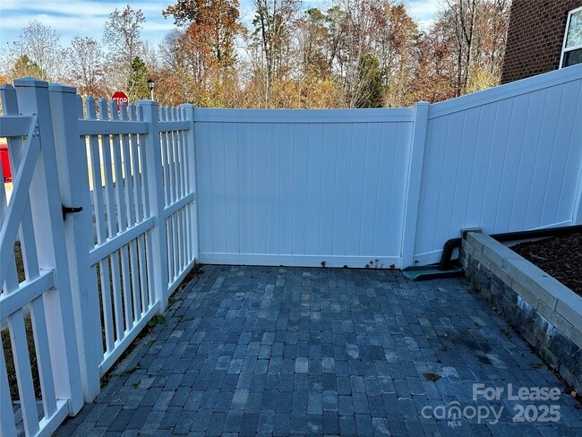 Building Photo - 15808 Sharon Dale Dr