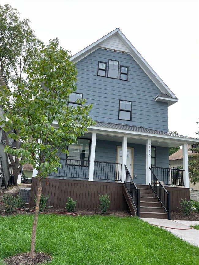 Building Photo - 2116 Como Ave SE