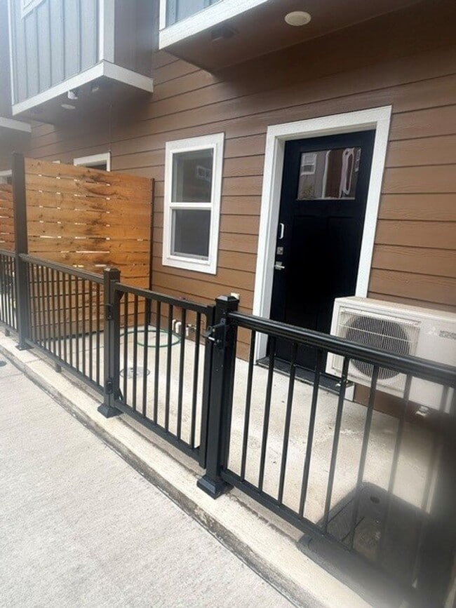 Building Photo - Windergreen Townhome