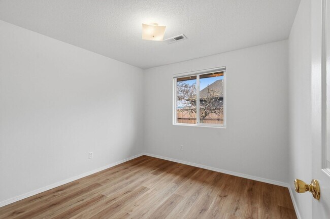 Building Photo - 313 S Nectarine St