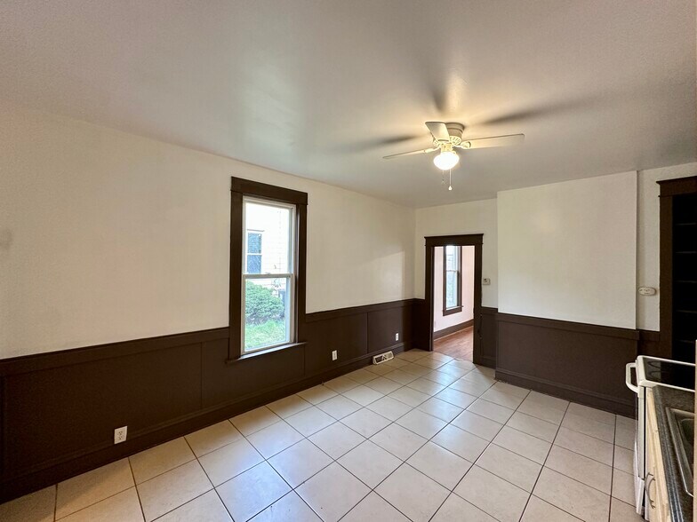 Building Photo - 154 Elmwood St