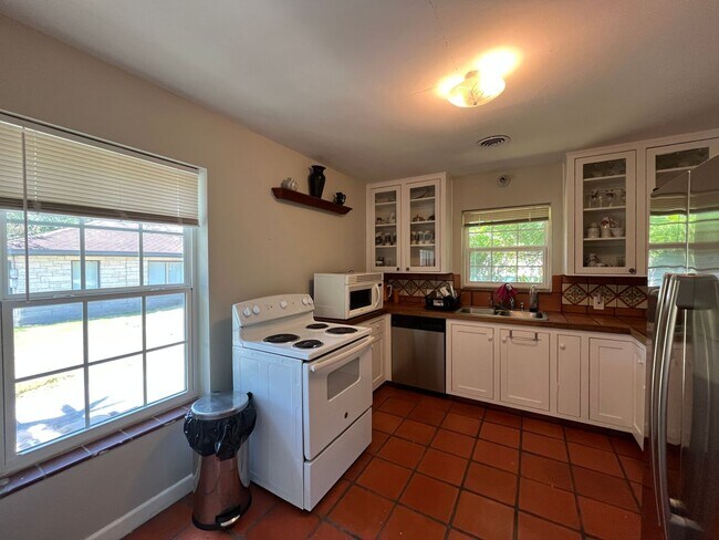 Building Photo - HOUSE AND BACK APARTMENT ON LARGE LOT!!