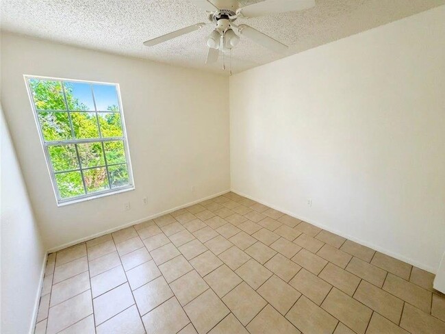 Building Photo - 8811 Pineridge Dr