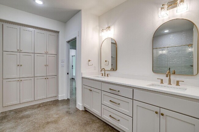 Building Photo - Brand New, Custom 3 bedroom Home in Granbury Now Available!