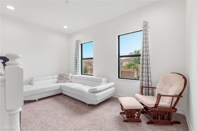 Building Photo - 3 br, 2.5 bath Townhome - 10015 Akenside Dr