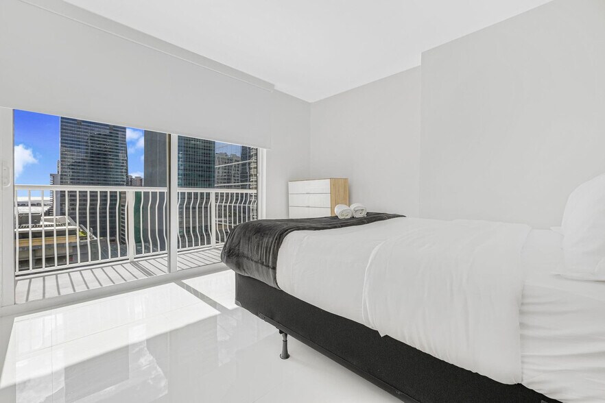 Building Photo - 1200 Brickell Bay Dr