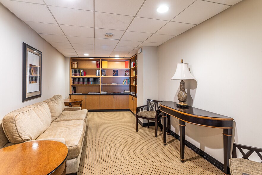 Building Photo - 100 S Doheny Dr