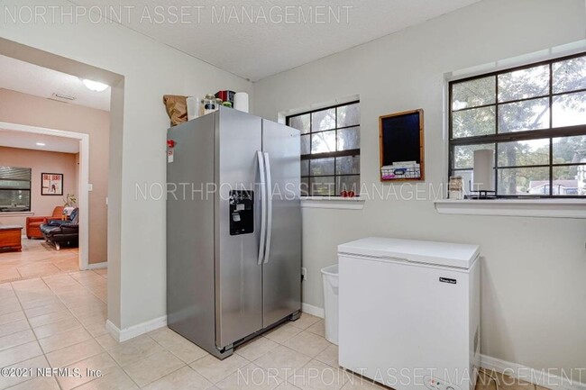 Building Photo - Cute 2BR 1BA Home w/ Stainless Kitchen • Fenced Yard in Jacksonville