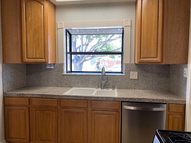 Building Photo - 3 Bedroom, 1 Bathroom Home in N. Highlands