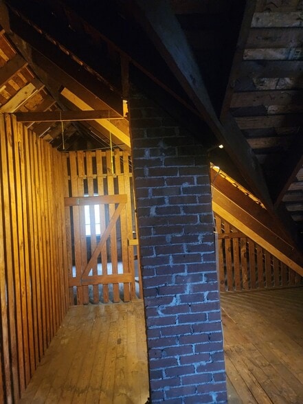 Building Photo - 167 W Center St