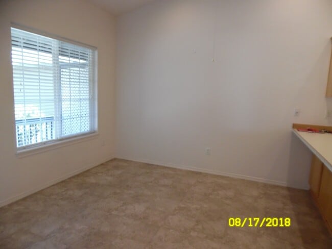 Building Photo - 565 NW Meadows Dr