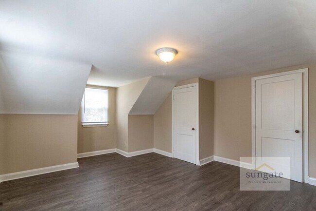 Building Photo - 6017 Winthrope Ave