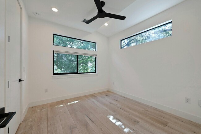 Building Photo - 1183 Oak Grove Ave