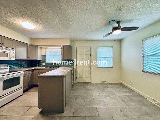 Building Photo - Olathe Duplex w/ Wood Floors, Finished Basement, and a Fenced Yard!
