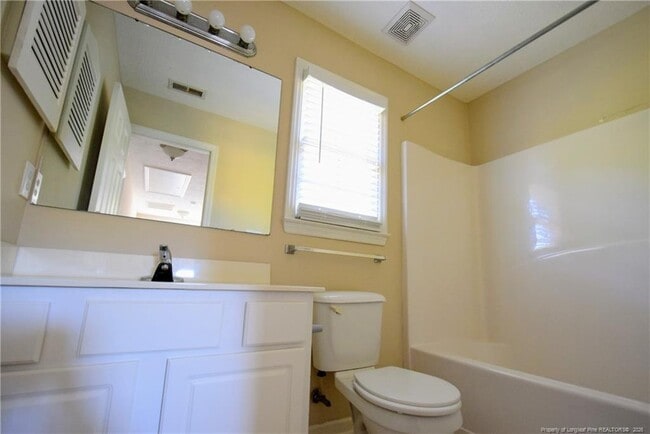 Building Photo - 328 Roundtree Dr