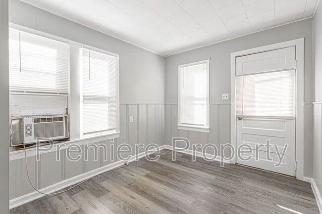 Building Photo - 2315 S Hawthorne Ave