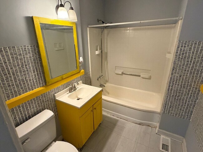 Building Photo - 1416 Rosewood Ave