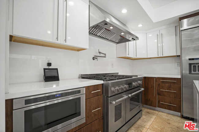 Building Photo - 16544 Park Ln Dr