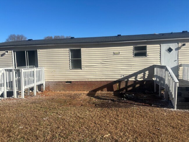 Building Photo - 3 bed 2 bath includes garden tub, patio, fireplace.