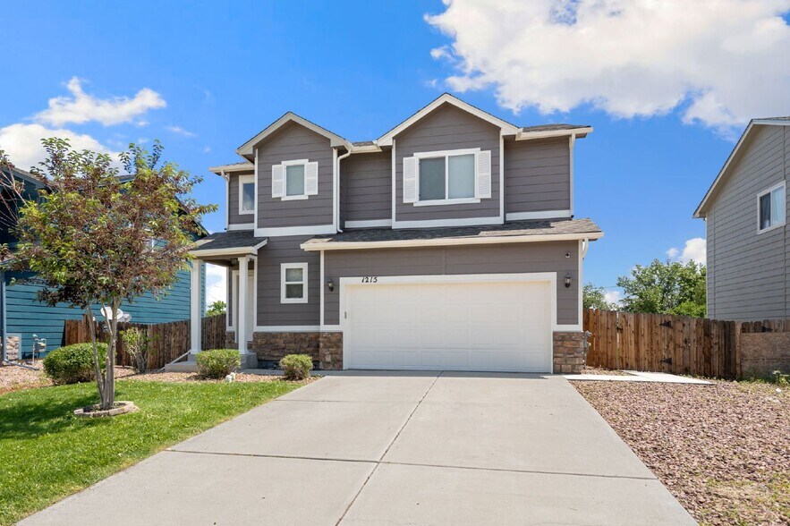 Primary Photo - Spacious 4-Bed Home Minutes from Fort Cars...
