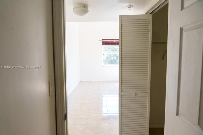 Building Photo - 509 E Sheridan St