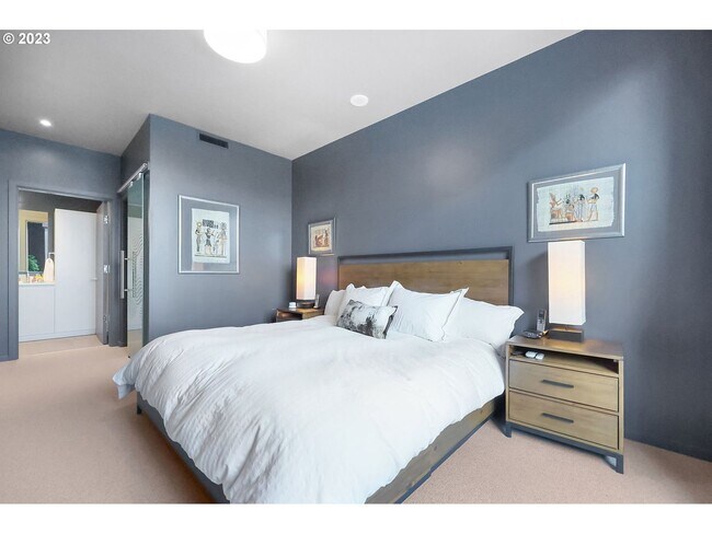 Building Photo - First Month's Rent FREE! Stunning East facing Pearl District condo located in The Vista Condomini...