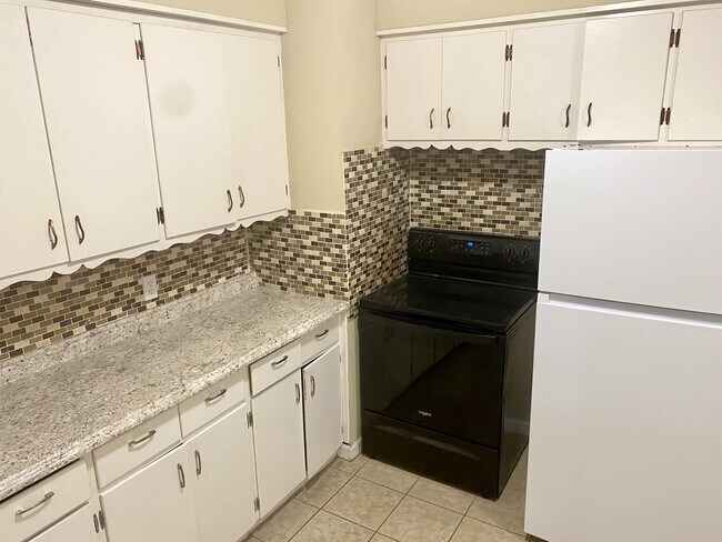 Building Photo - 611 Crown Ave