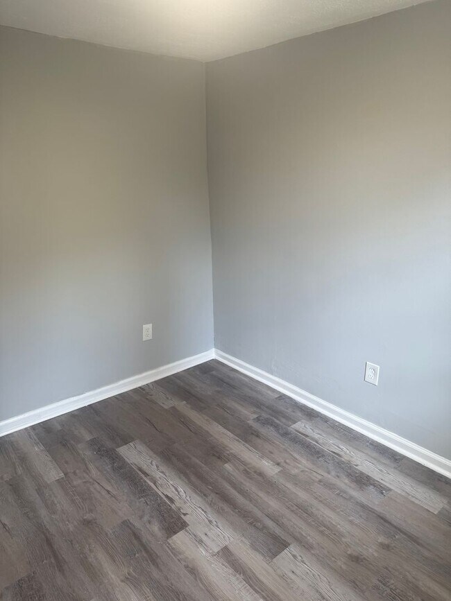 Building Photo - Charming 3 bedroom, 1 bath recently update...